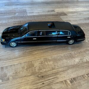 1999 Lincoln Diecast Town Car
Stretch Limousine by Sun Star